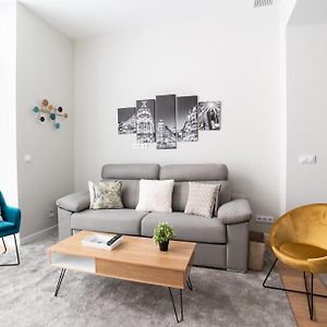 Bright And Airy 2 Bedroom Apartment In Madrid