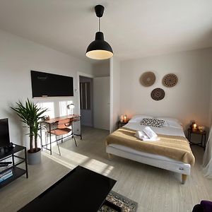 Studio Lit King-Size