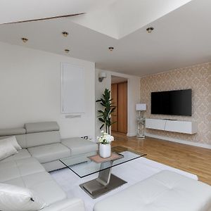 Appartement de Luxe à 2 Chambres à Coucher