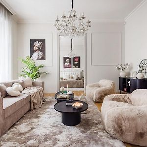 Timeless Elegant Apartment By Opera House