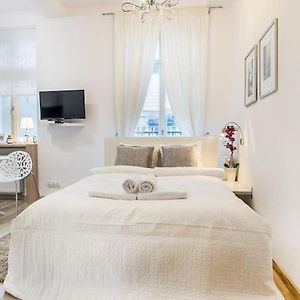Old Town Apartments - T32