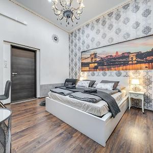 Fashion Street Central Apartment