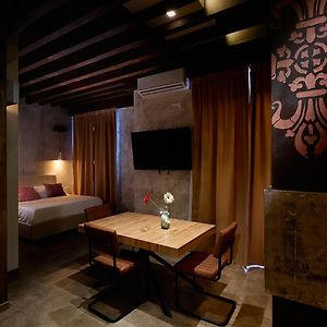 Studio Lit King-Size