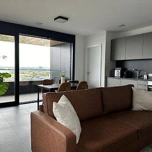 Appartement De Luxe 1 Chambre A Coucher, Centre Commercial, Piscine Et Fitness