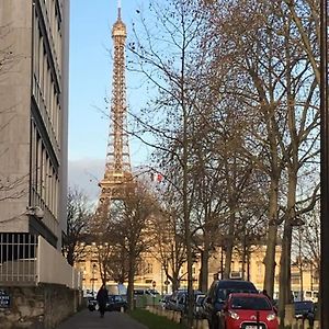 Studio Pour Deux Face A La Tour Eiffel