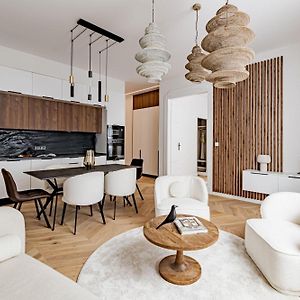 Onyx Oasis - Luxury 3 Bdrm