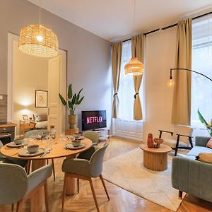 Central Designer 2 Bedroom Flat