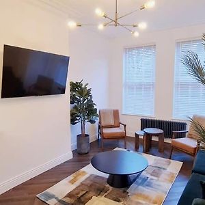 Stunning Luxury Spacious Holiday Home - 5 Bedrooms - Rest & Recharge In Manchester