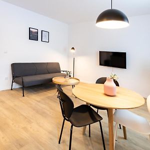 Studio Lit King-Size