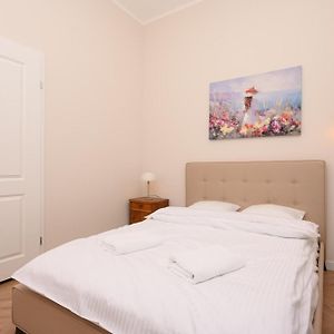 Studio Lit Queen-Size