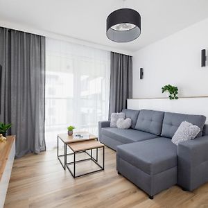 Nowoczesny Apartament Z Parkingiem Na Alei Pokoju W Krakowie By Noclegi Renters