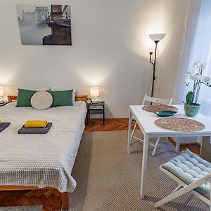 Beat Of The City - Cozy Downtown Studio