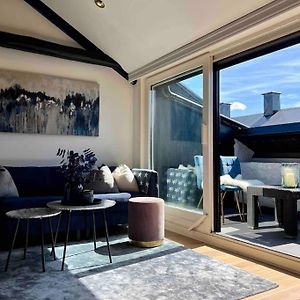 Beautiful City Centre Apartment With Balcony