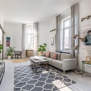 Quaint And Cozy 2-Br Home In The City Center