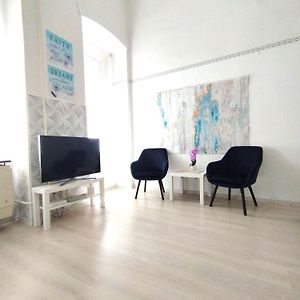 Studio Lit King-Size