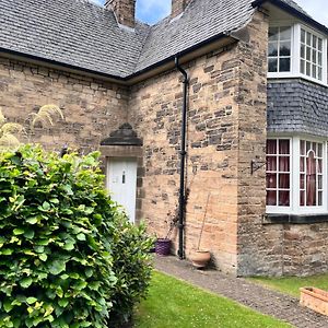 Private Room In Charming Detached House In Newington