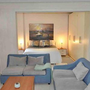 Chic City Retreat - Stylish Apartment In Bllok, Tirana
