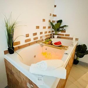 Studio Love Jacuzzi