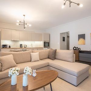 Chic 2Br Apartment With Balcony