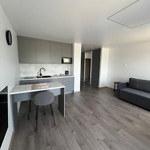 Studio Lit King-Size