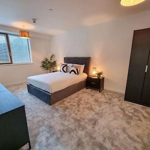 Stunning 4-Bedroom Townhouse With Free Parking