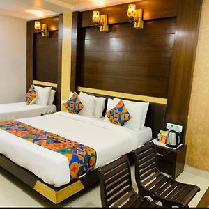 Capital O 6408 Hotel Delhi Heart