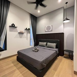 Studio Lit Queen-Size