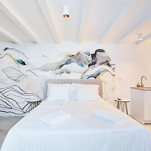 Studio Lit King-Size