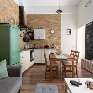 Central Vintage Loft - Free Private Parking - Metro - Tram - Ac