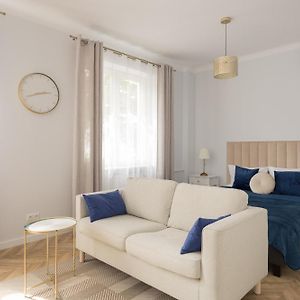 Chmielna Green Apartment