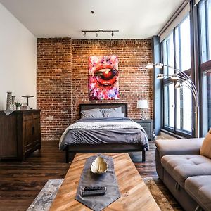 Elegant 3 Bedroom Apartment In Old Port - 201