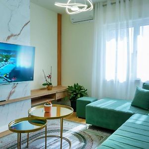 Luxury Apartment At Airalbania And Near Blloku