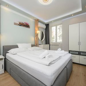 Studio Lit Queen-Size