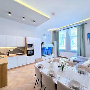 Lovely 3-Bedroom In Downtown With Modern Design And Ac