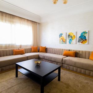 Stylish & Bright 3-Bedroom Apartment For Max Of 8, City Center With Air Conditioning And Free Parking