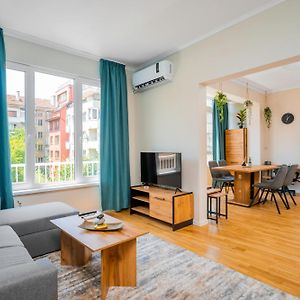 Spacious 2Bd Near Ndk With Workspace