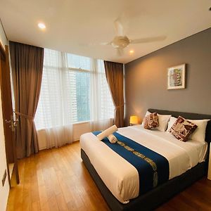 Appartement à 3 Chambres à Coucher aux Étages Supérieurs
