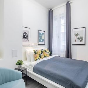 Ultra Central Mini Studio