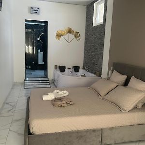 Suite Gold By L Amaryllis I Jacuzzi & Sauna Prive I Centre Beziers Arrivee Autonome
