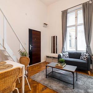 Vintage 2 Bedroom Apartment, Kai