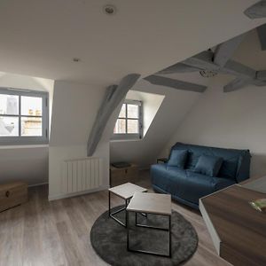 Studio Lit Queen-Size