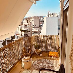 Central & Comfortable, With Acropolis View