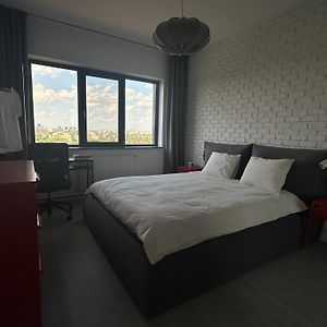 Urban Heights - Bucharest Skyline Apartment