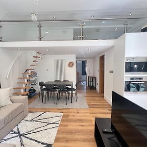 3.5 High Ceilings - Centrally Located