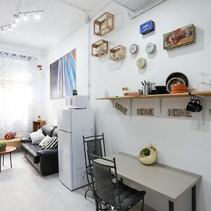 Studio Lit Queen-Size