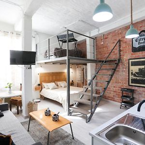 Studio Lit King-Size
