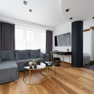 Studio Lit King-Size