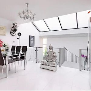 Lockable Ensuite Room In Modern Space With Shared Kitchen Fast Wifi