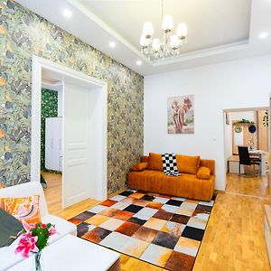 Lovely Designer Home With Stunning Parliament View