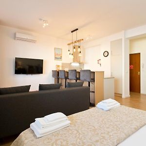 Casa Roberto - Studio Apartment, Lift, Ac, Car Parking - Extra